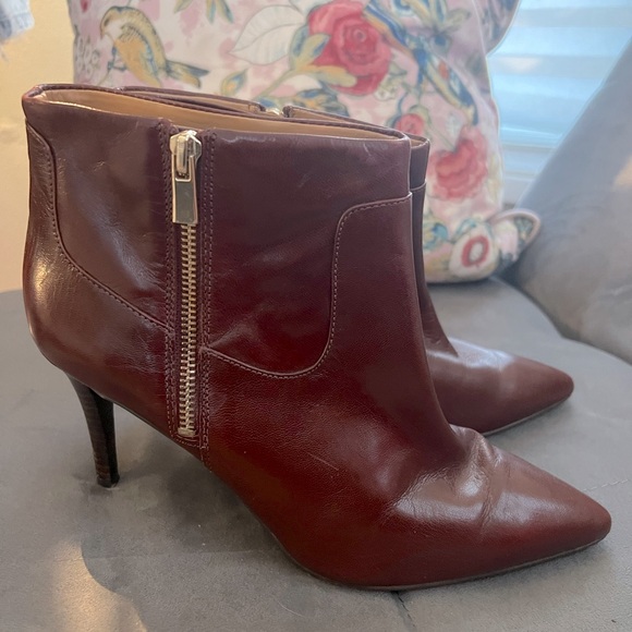 Burgandy ankle boot with silver zipper - Picture 2 of 3